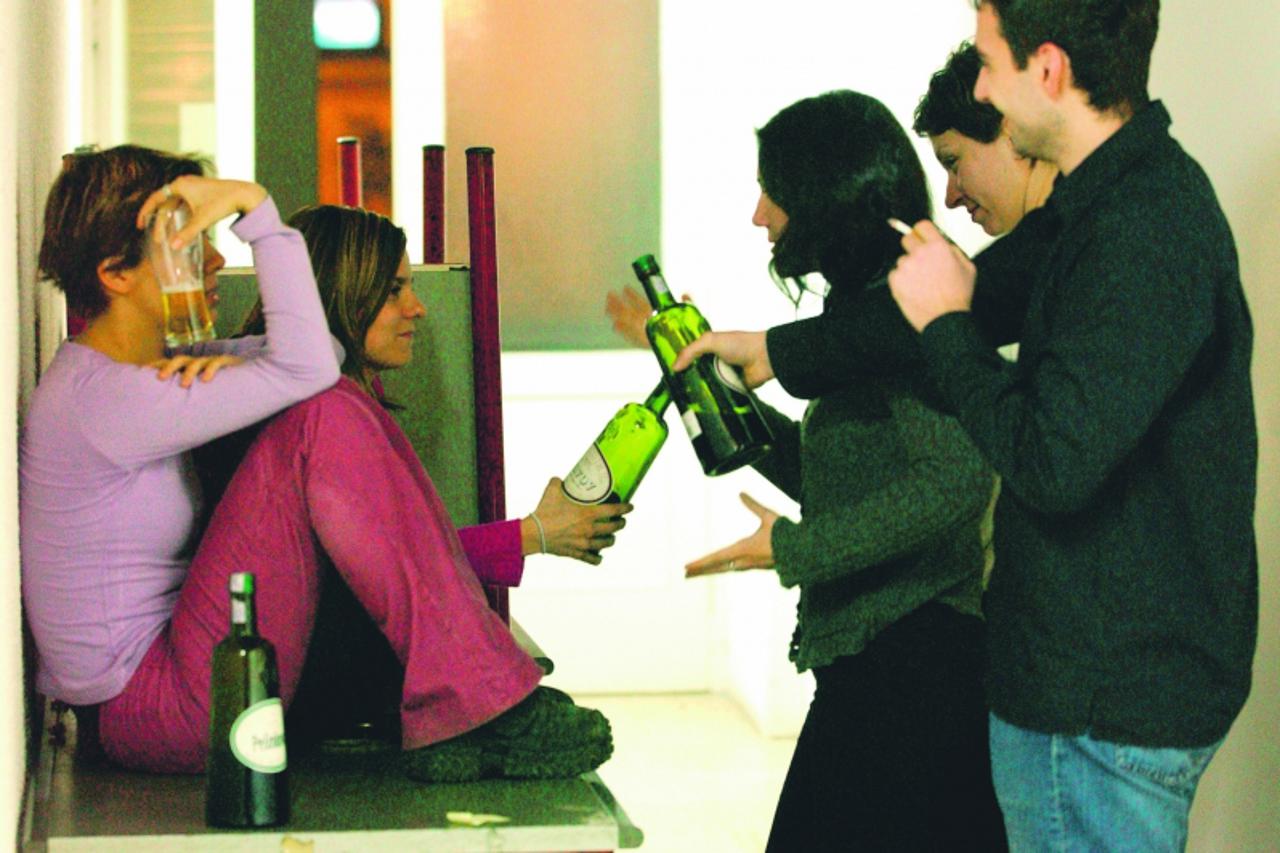 'gra::zagreb::.21.01.2003.  opijanje maldih  alkoholicari snimio zeljko lukunic'