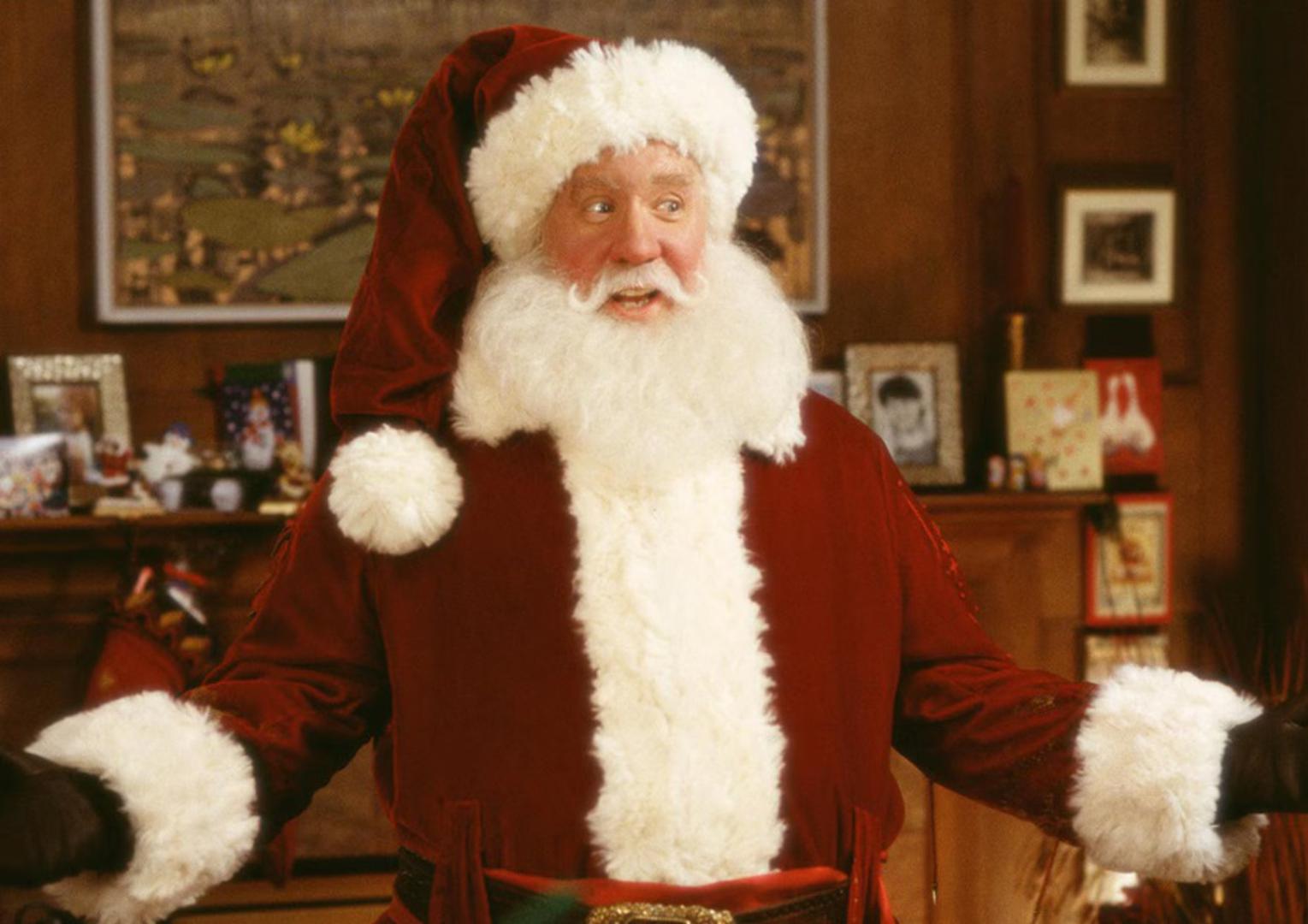 U filmu "Djed Mraz" (The Santa Clause), Tim Allen glumi Scotta Calvina, ciničnog i razvedenog poslovnog čovjeka koji slučajno uzrokuje pad Djeda Mraza s krova. Obukavši njegovo odijelo, Scott, prema drevnoj "klauzuli", i sam postaje novi Djed Mraz