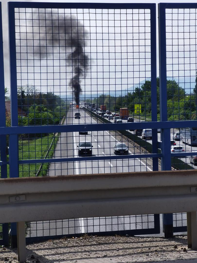 A od zagrebačkih vatrogasaca doznajemo da je do požara došlo između Lučkog i Buzina, odnosno oko 25. kilometra autoceste A3. 
