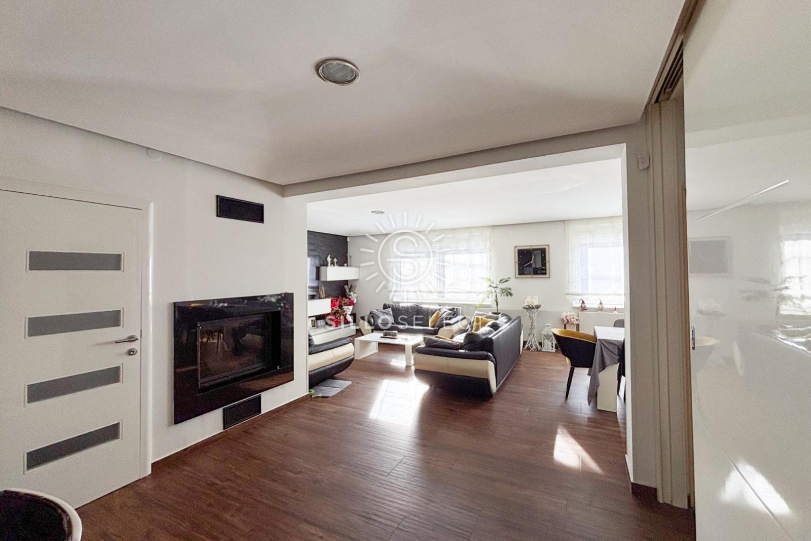 
Okućnica uključuje uređeni vrt, roštilj i vrtnu kućicu. Kući pripadaju garaža i pet dodatnih vanjskih parkirnih mjesta, a pristup je moguć s dva odvojena prilaza. U blizini se nalaze osnovna škola, vrtić, trgovine, banka i pošta. 