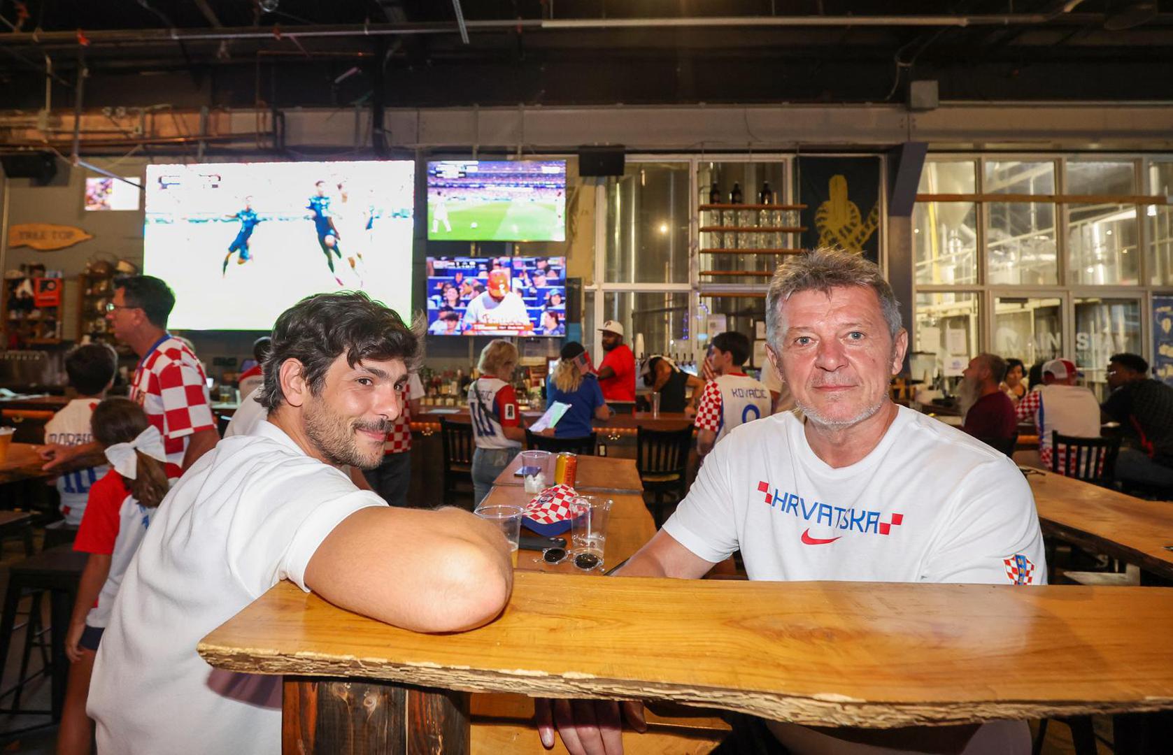 U opuštenoj atmosferi, uz pjesmu, kockice i navijačke rekvizite, brojni Hrvati u Philadelphiji pokazali su podršku vatrenima uoči važne utakmice skupine L.