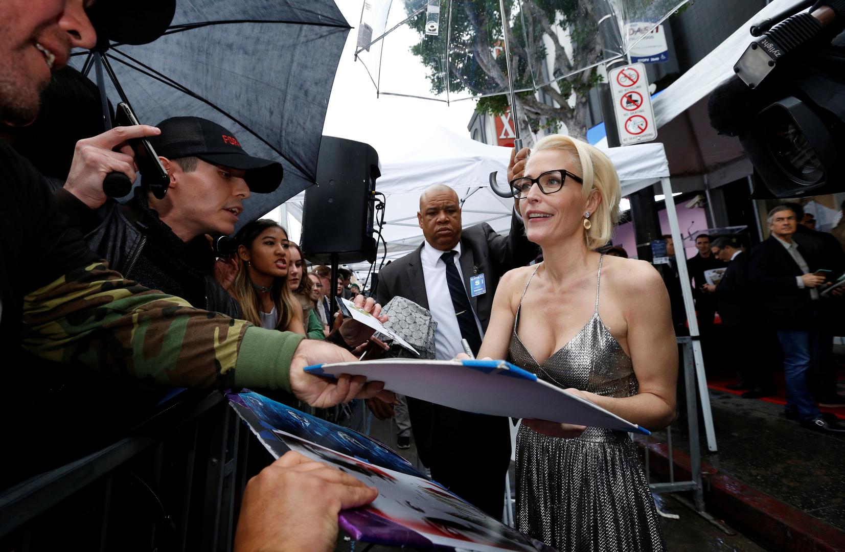 U govoru pokraj svoje zvijezde, Gillian je za lik Dane Scully rekla kako je to žena koja nije samo objekt muške želje već je i snažna, pametna i hrabra osoba koja je neustrašivo neovisna. 