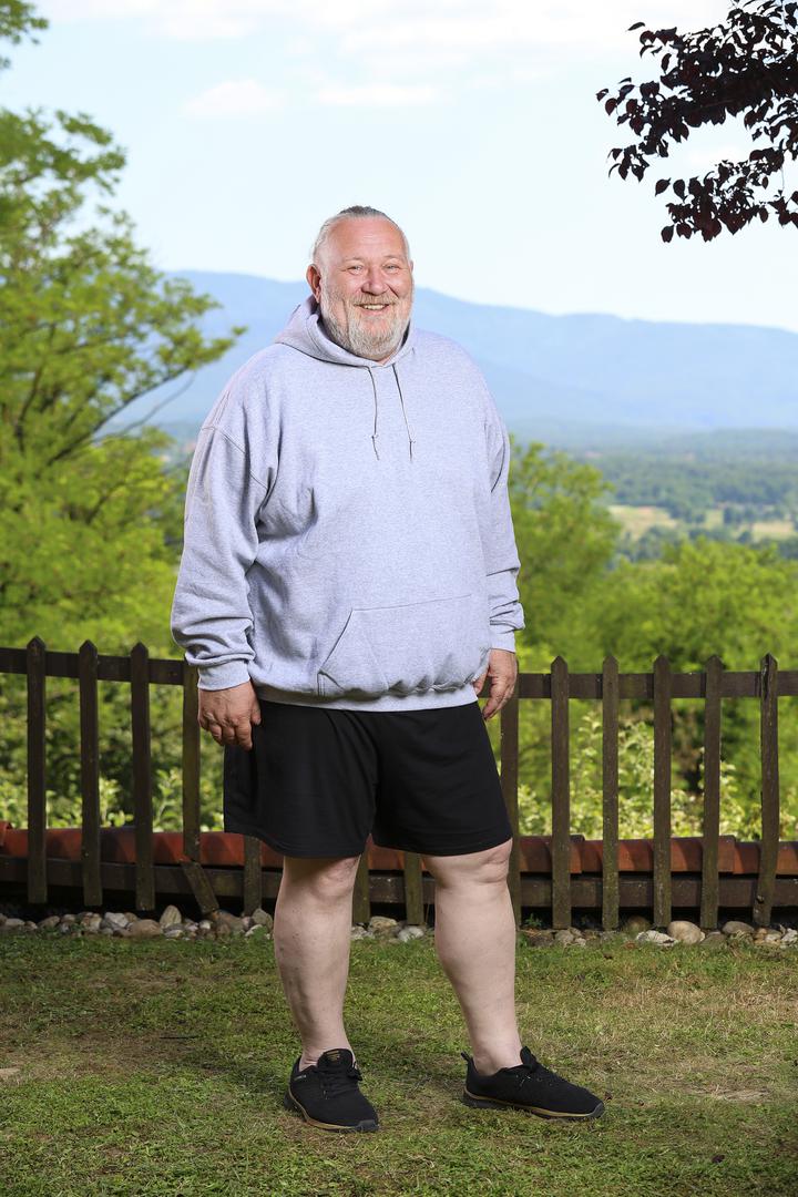 Dubravko ima 58 godina i dolazi iz Karlovca. Godinama je s ljubavlju pripremao pizze, no danas priznaje kako zbog viška kilograma više ne može raditi posao koji ga je ispunjavao. „Kad se pogledam u ogledalo, vidim objektivne slabosti, subjektivne poteškoće i nagomilane zalihe“, kaže s dozom humora, ali i iskrene zabrinutosti. 
Osim što mu težina otežava kretanje; od penjanja po stepenicama, trčanja, pa čak i obuvanja cipela - nedostaje mu i energija da uređuje kuću i okućnicu. Ipak, najveći strah mu je bolest povezana s pretilošću. „Krajnje je vrijeme za promjenu nabolje. Volio bih ponovno osjetiti lakoću života“, kaže Dubravko kojem su inspiracija ljudi poput Željke Mateše i Janice Kostelić jer se divi njihovoj ustrajnosti i snazi.