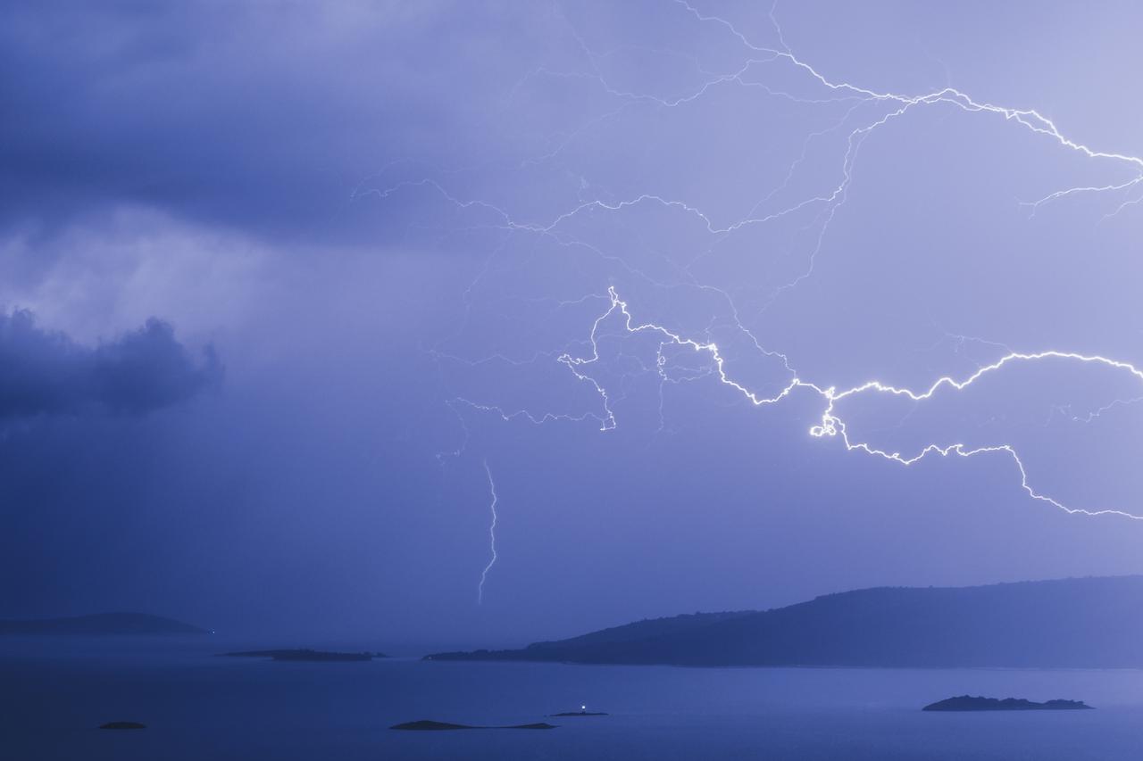 Pogled iz okolice Trogira na grmljavinsko nevrijeme oko Drvenika Velog