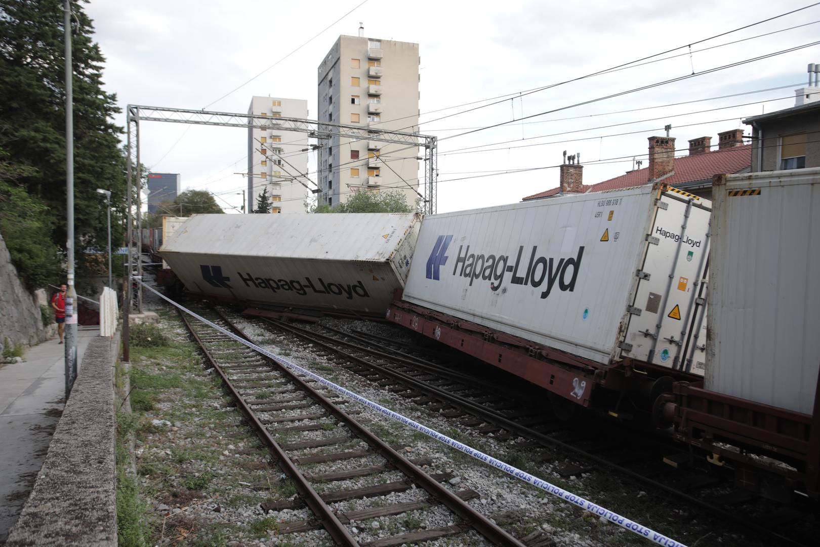 Kako je priopćila HŽ Infrastruktura, iz tračnica su iskliznuli šesti, sedmi i osmi vagon teretnog vlaka.