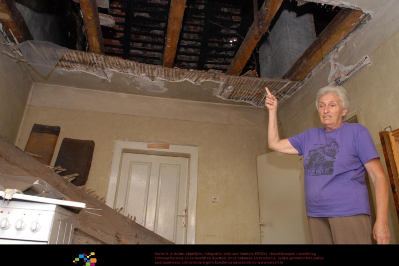 '25.08.2010., Karlovac - Stanari palace Draskovic u Radicvoj ulici upozoravaju na urusavanje zgrade te neaktivnost Grada, vlasnika polovice gradjevine, da im pomogne u obnovi.  Photo: Kristina Stedul 