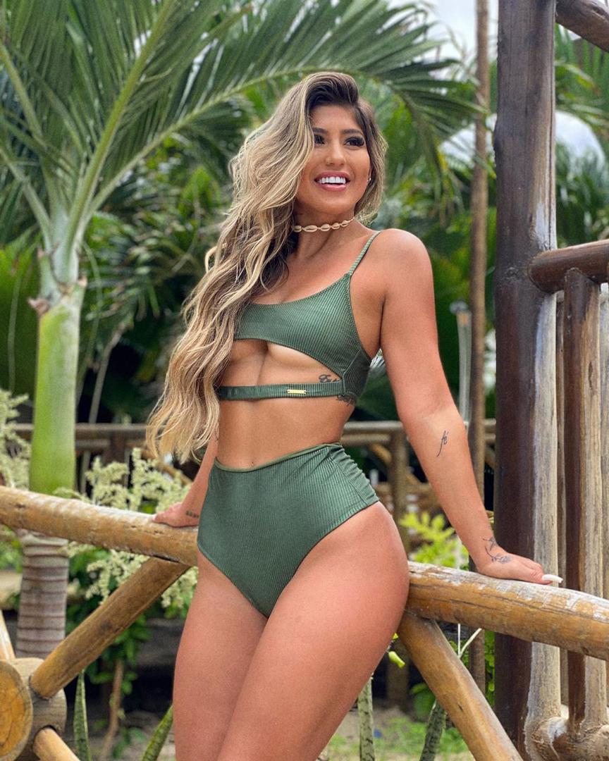 Na Instagramu je prati više od 93 tisuće korisnika s kojima svakodnevno dijeli svoje provokativne fotografije. 