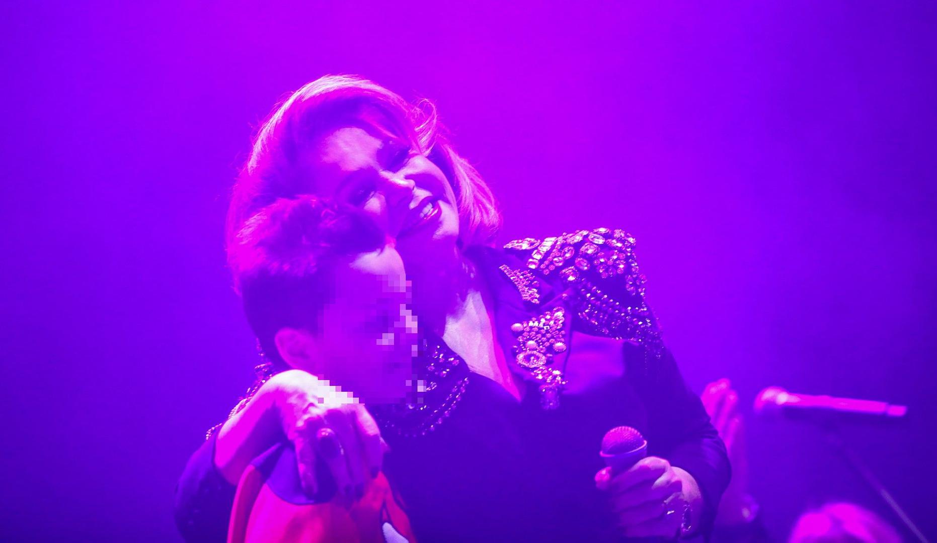 Neda je s velikom radošću pozdravila vjernu publiku, iz koje su je bodrili i njezini najmiliji, kći Jelena, zet Predrag te unuke blizanke i unuk. "Pozdravljam vas sve, prvo ove najmlađe, vi ćete mi na mobitelima ispisati pjesme da slučajno neku ne zaboravim. A onda, posebno pozdravljam bake! Najveća sreća u životu je imati unuke, ja sam radi toga najponosnija žena na svijetu. Došli su me podržati večeras u Osijeku. Blago onome tko ima baku, sretan je čovjek kojeg mogu čuvati bake, i još kad je baka riba. To je super!", šaljivo je izjavila, a onda joj se unuk popeo na pozornicu kako bi izgrlio baku i zapjevao s njom "Da se nađemo na pola puta". "Ovo je moj unuk Dule koji najviše voli Luku Modrića i njegova baka vjeruje da će i on jednoga dana biti velika nogometna zvijezda", rekla je Neda.