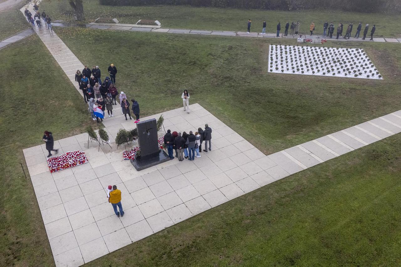 Pogled iz zraka na Spomen dom Ovčara