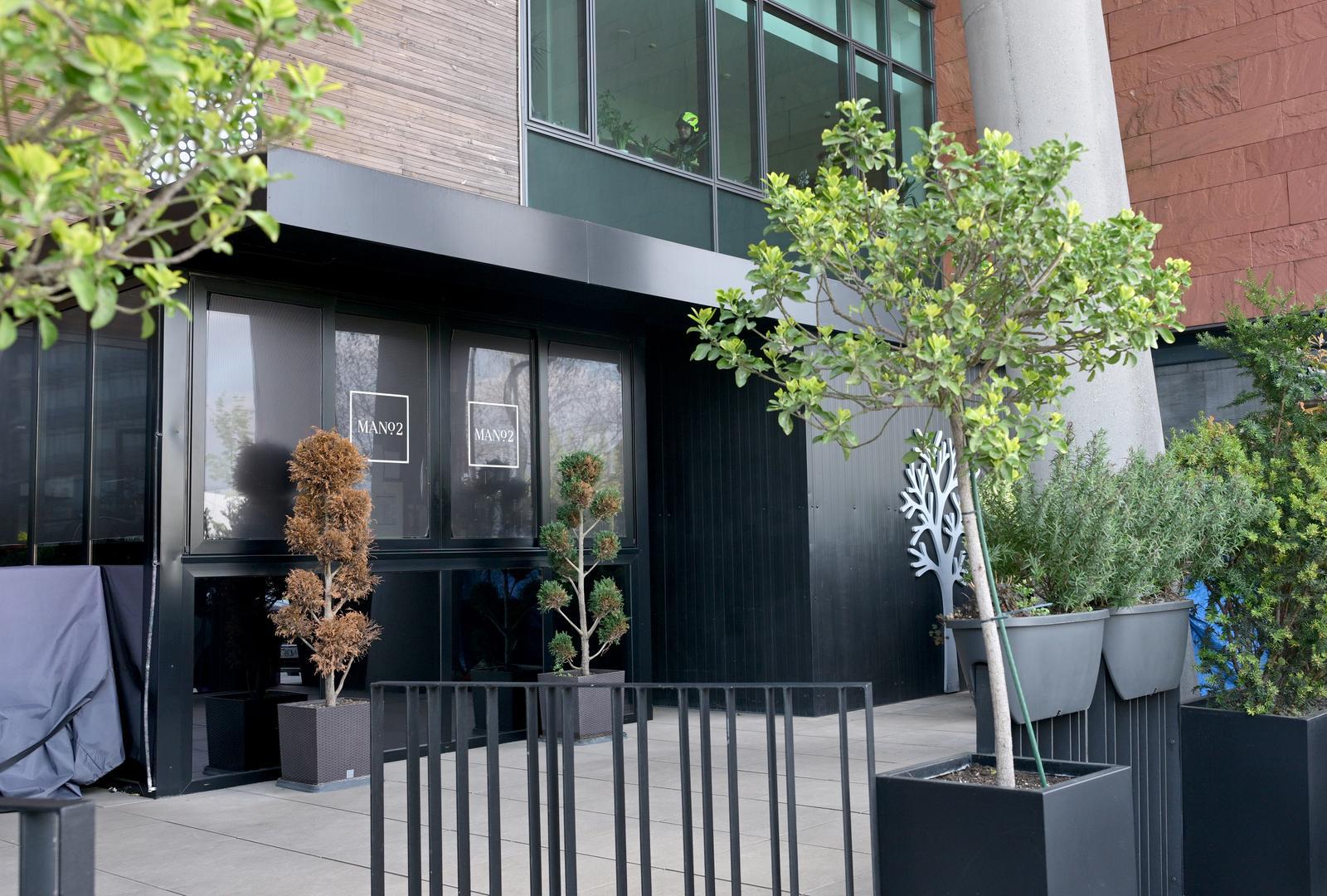 02.04.2025., Zagreb - Vatrogasna interevencija na Radnickoj cesti gdje je na vrhu zgrade poceo goriti dimnjak restorana Mano 2. Ljudi iz zgrade su evakuirani te nema ozlijedjenih. Photo: Neva Zganec/PIXSELL