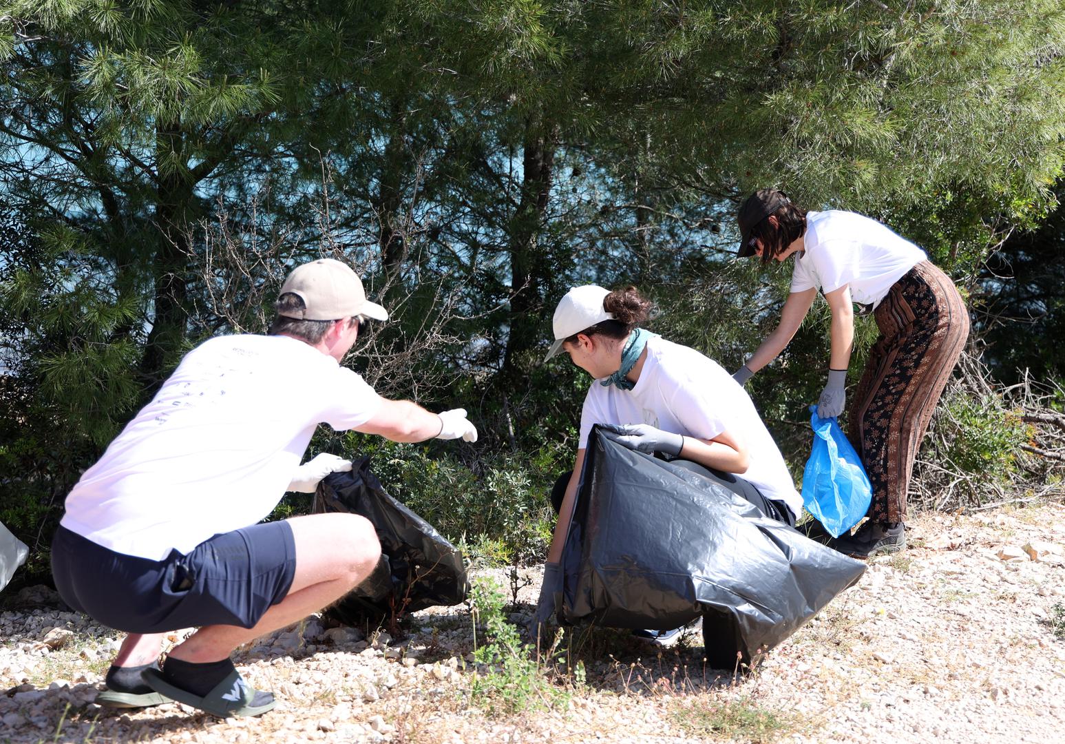 Volonteri su temeljito očistili obalni pojas i dijelove šume.