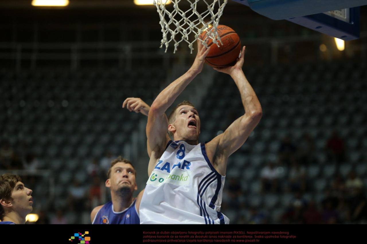 '29.08.2012., Zadar - KK Zadar ugostio je ruski KK Samara te uvjerljivo pobjedio rezultatom 101:45 u slabo ispunjenoj dvorani Kresimira Cosica. Sime Olivari u napadu. Photo: Filip Brala/PIXSELL'