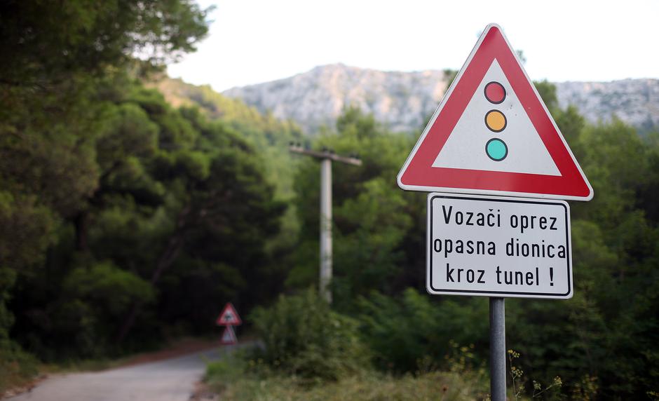 Tunel na otoku Hvaru koji povezuje Pitve i Zavalu