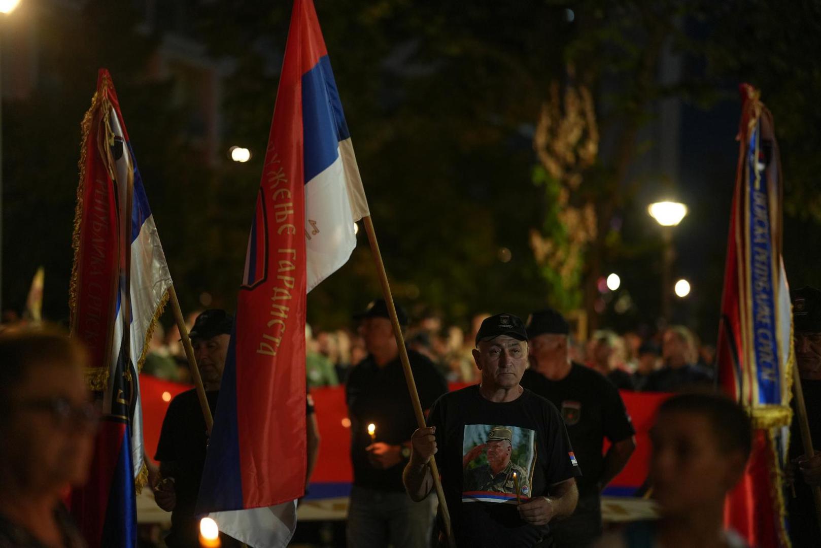 Sa sobom su nosili zastave Republike Srpske i Vojske Republike Srpske, kao i obilježja s likom Ratka Mladića.