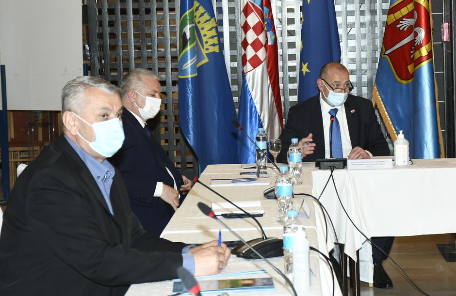 Predsjednik Vlade Plenković na sastanku Stožera civilne zaštite u Topuskom