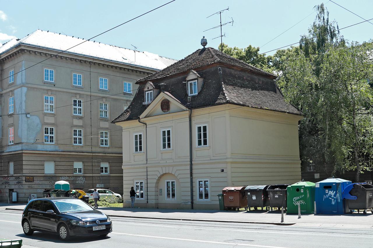 Zagreb: Figura na vrhu zgrade u Vlaškoj opasnost je za prolaznike