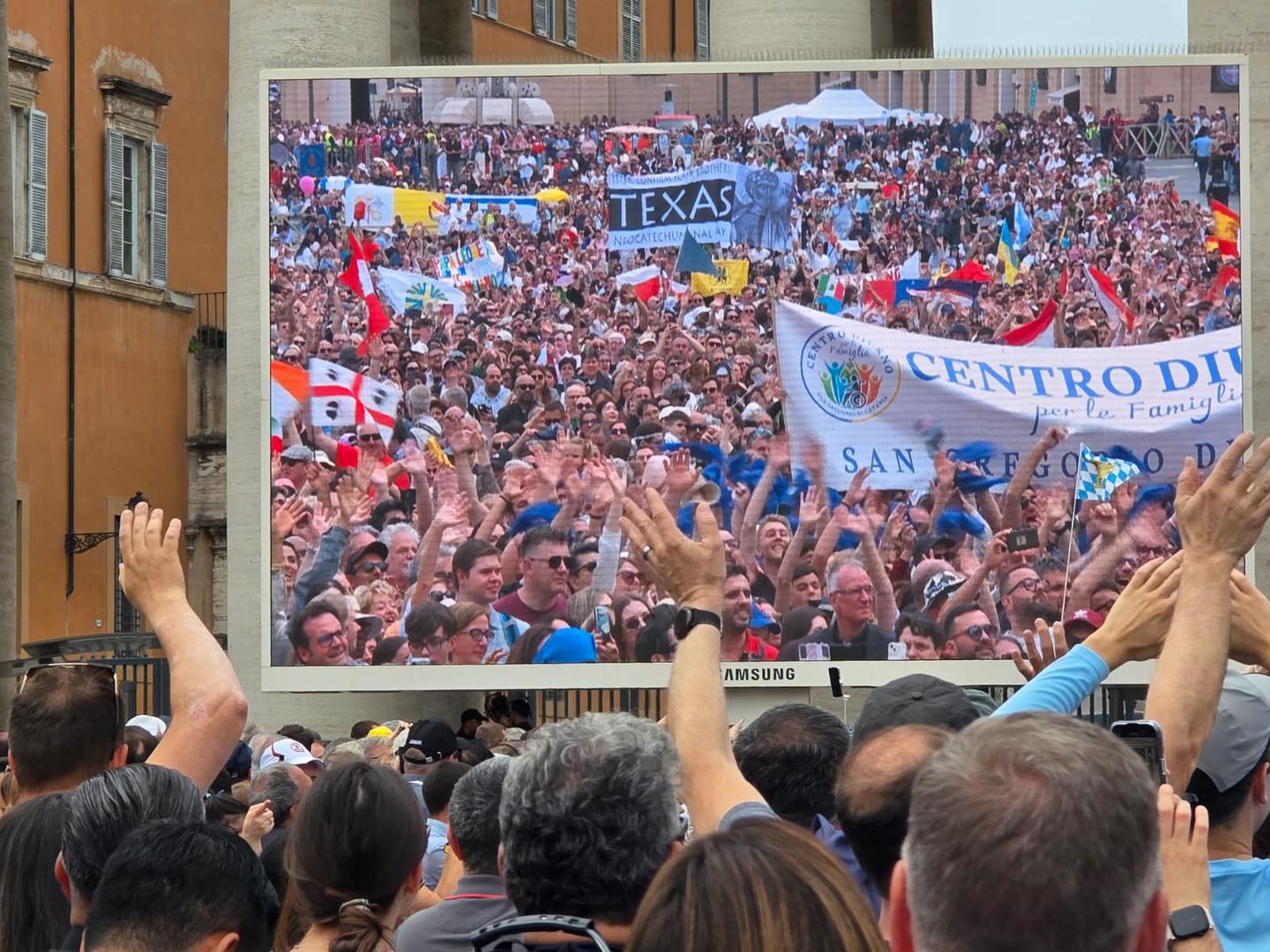 U obraćanju kardinalima izjavio je da želi biti „ponizan sluga Božji“ i „nedostojni nasljednik svetog Petra“.