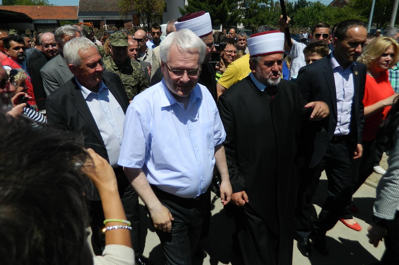 Ivo Josipović i Aziz efendija Hasanović na otvorenju javne kuhinje u Gunji