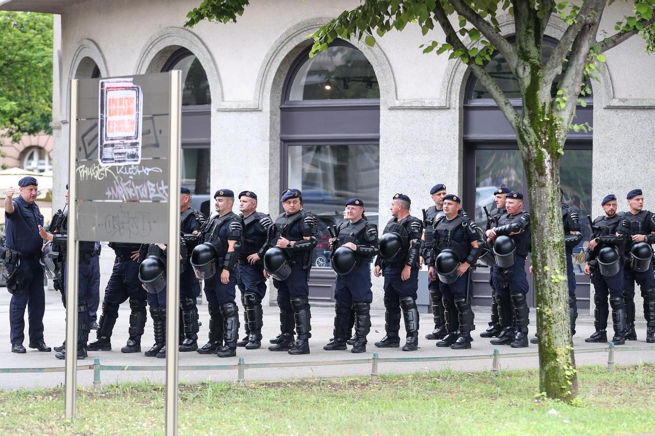 Zagreb: Okupljanje sudionika 22. Povorke ponosa na Rooseveltovom trgu