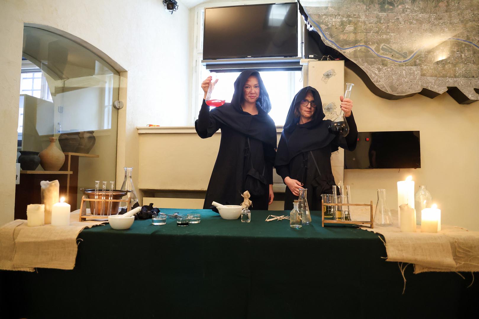 Djelatnici Muzeja, vanjski suradnici i prijatelji Muzeja u prostoru stalnog postava u prvom licu tumače prošlost Zagreba, odjeveni u vjerodostojne povijesne kostime izrađene prema predlošcima s portreta i fotografija iz muzejskog fundusa