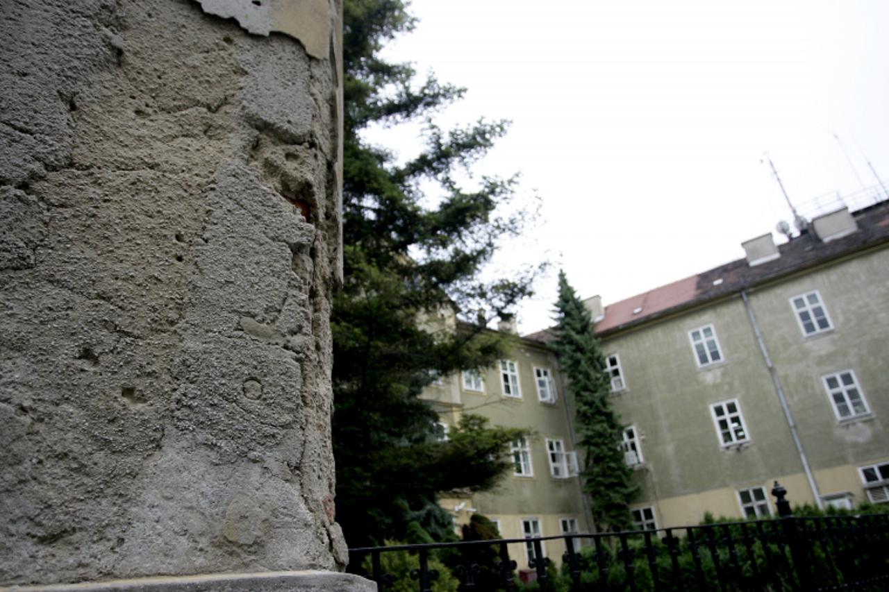 '08.06.2011. Gornji Grad, Zagreb - Na zgradi Drzavnog hidrometeoroloskog zavoda postavljene obavijesti koje pozivaju na oprez zbog otpadanja zbuke. Photo: Slavko Midzor/PIXSELL'