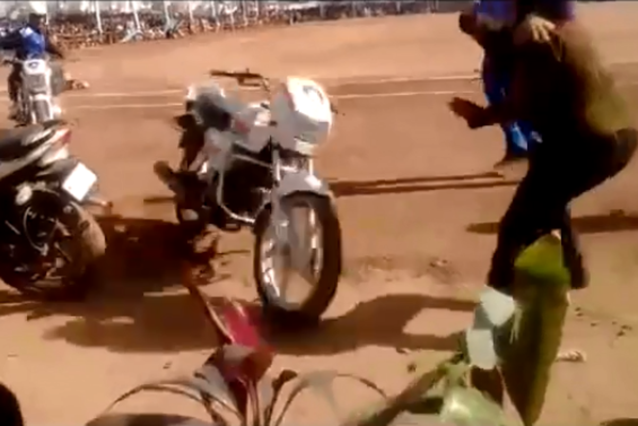 Policajka izgubila kontrolu, motocikl se zabio u djecu u publici