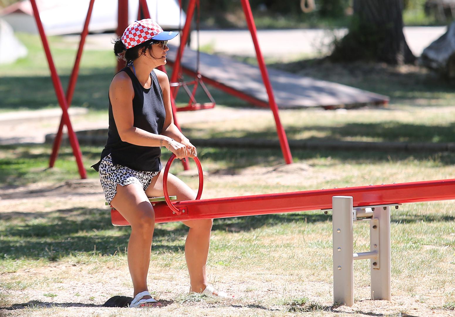 Poznata britanska pjevačica Lily Allen sa svojim dečkom  Davidom Harbourom, glumcem iz serije Stranger Things, plovi Jadranom. S Lily na odmoru su i njezine dvije kćeri iz prvog braka sa Samom Cooperom, Ethel Mary i Marnie Rose te pjevačičina prijateljica Lydia O'Brien. 