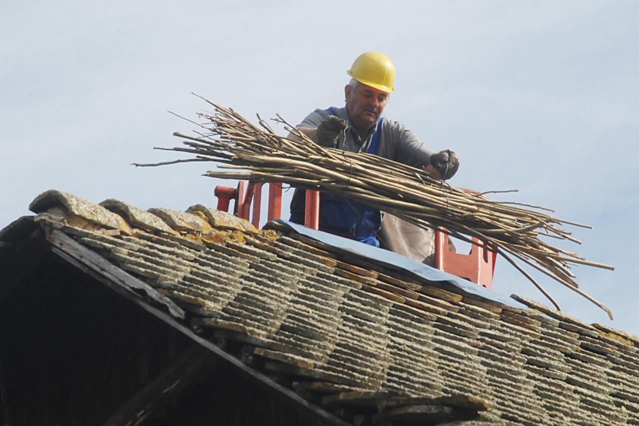 '06.04.2011., Cigoc - Javna ustanova Park prirode Lonjsko polje organizirala je postavljanje 20 podlozaka za buduca gnijezda roda na krovove kuca. Photo:Nikola Cutuk/PIXSELL'
