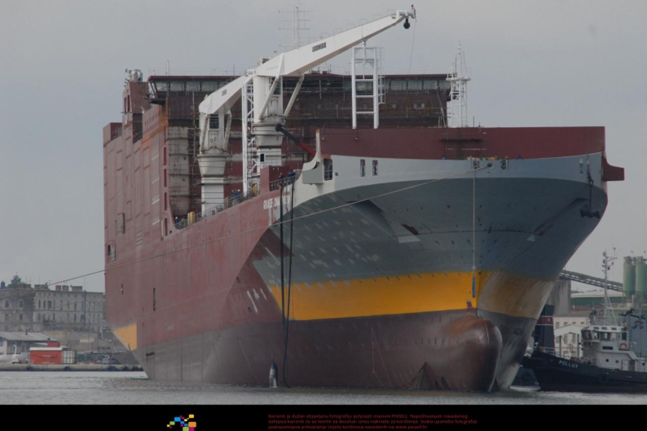 '12.03.2010., Pula - U brodogradilistu Uljanik je bez najave i ceremonije u more porinut brod Grande Cameroon za talijanskog narucitelja. Nitko izvan zidina Uljanika nije imao informaciju da ce biti p