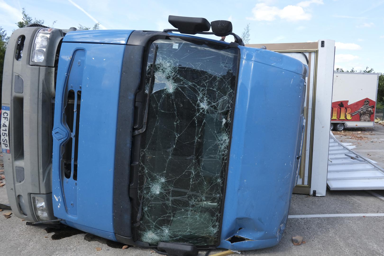 Francuske vlasti prethodno su izdale narančasto upozorenje zbog grmljavinskog nevremena za velik dio jugozapada zemlje. Zabilježena su i kašnjenja te otkazivanja letova u nekoliko francuskih zračnih luka.