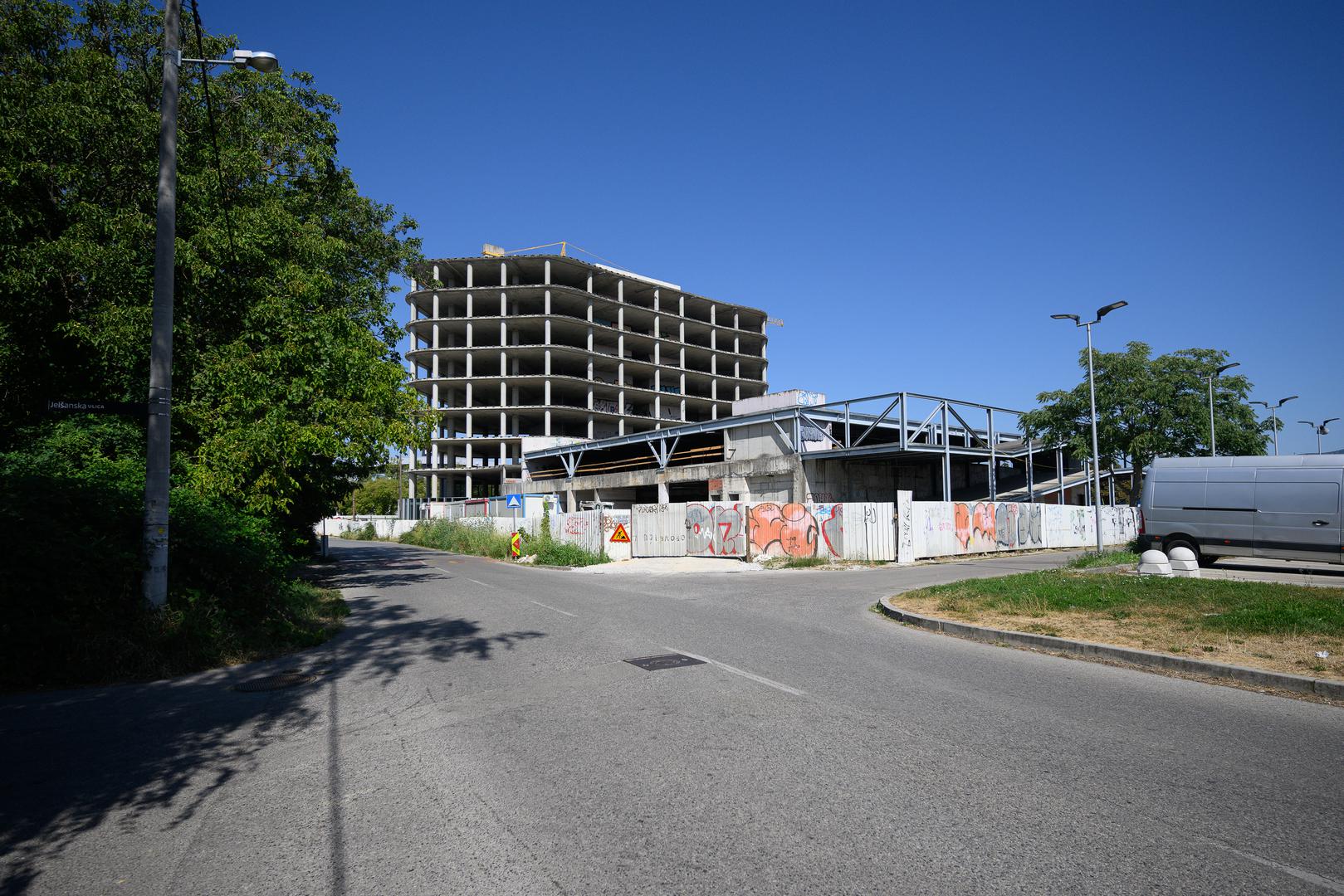  Radovi su ponovno pokrenuti na nikad dovršenoj poslovnoj zgradi, na mjestu na kojem je nekoć stajala također nedovršena Cimosova zgrada, čije je rušenje počelo još 2011. godine. 