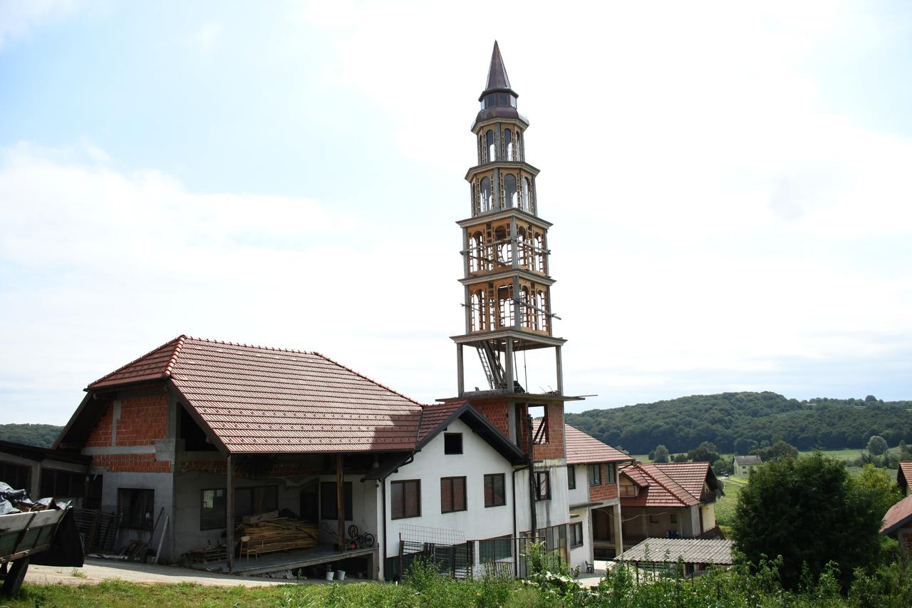Umirovljeni stolar Valent Štefoji? odlu?io je samostalno izgraditi veliki toranj, visok 34 metra