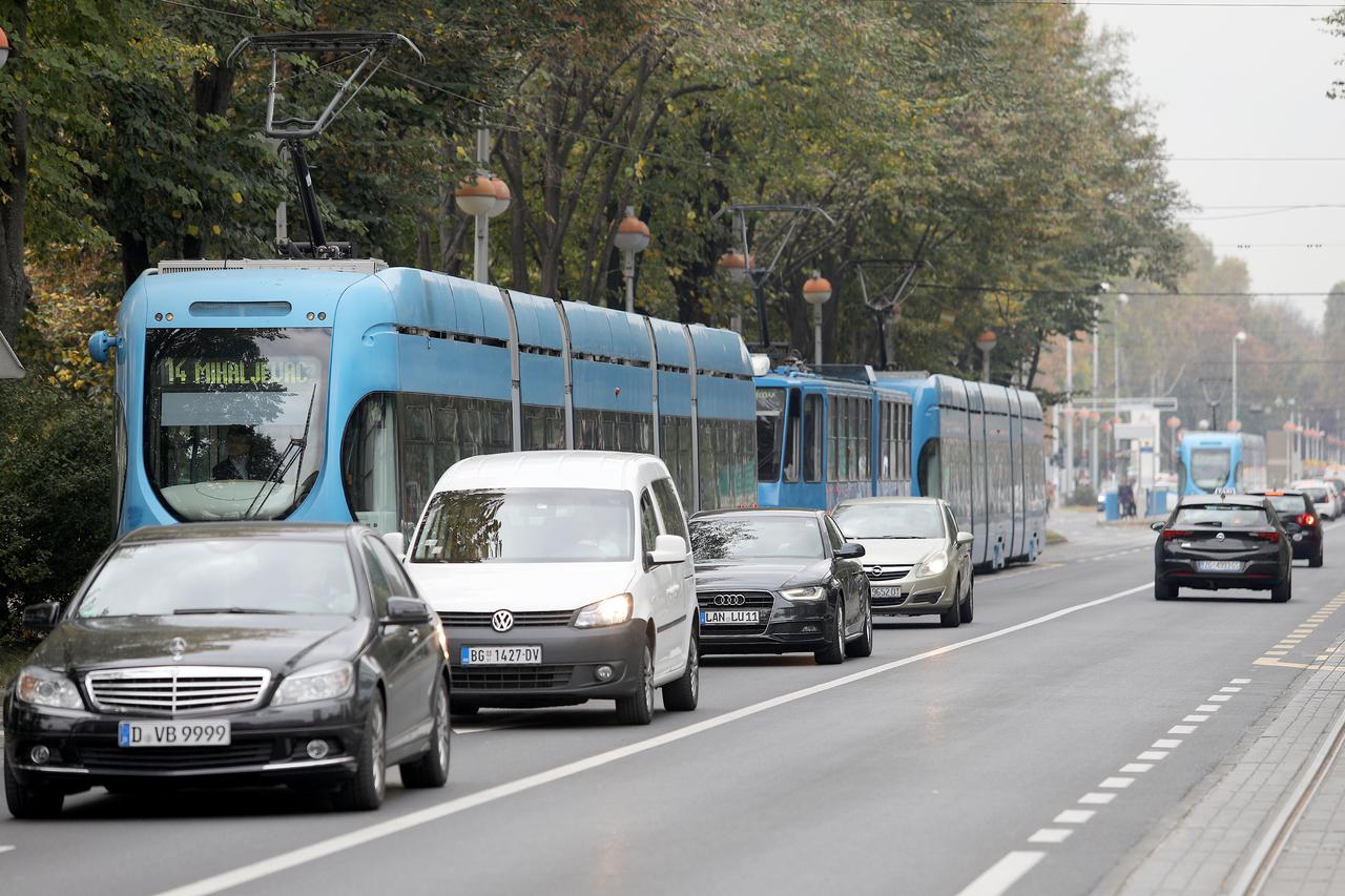 Radnici popravljaju tramvajske žice