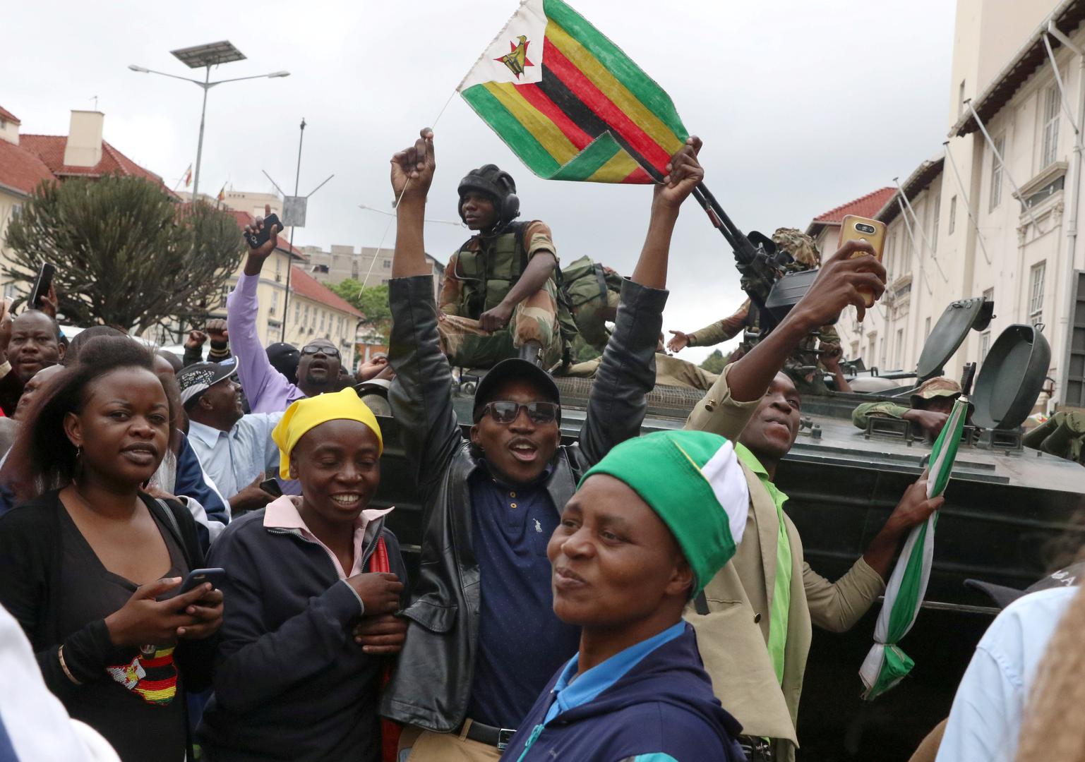 Deseci tisuća građana Zimbabvea izašli su u subotu na ulice Hararea kako bi pokazali svoje veselje zbog očekivanog pada predsjednika Roberta Mugabea i pritom su pjevali, plesali i grlili vojnike. (Hina)