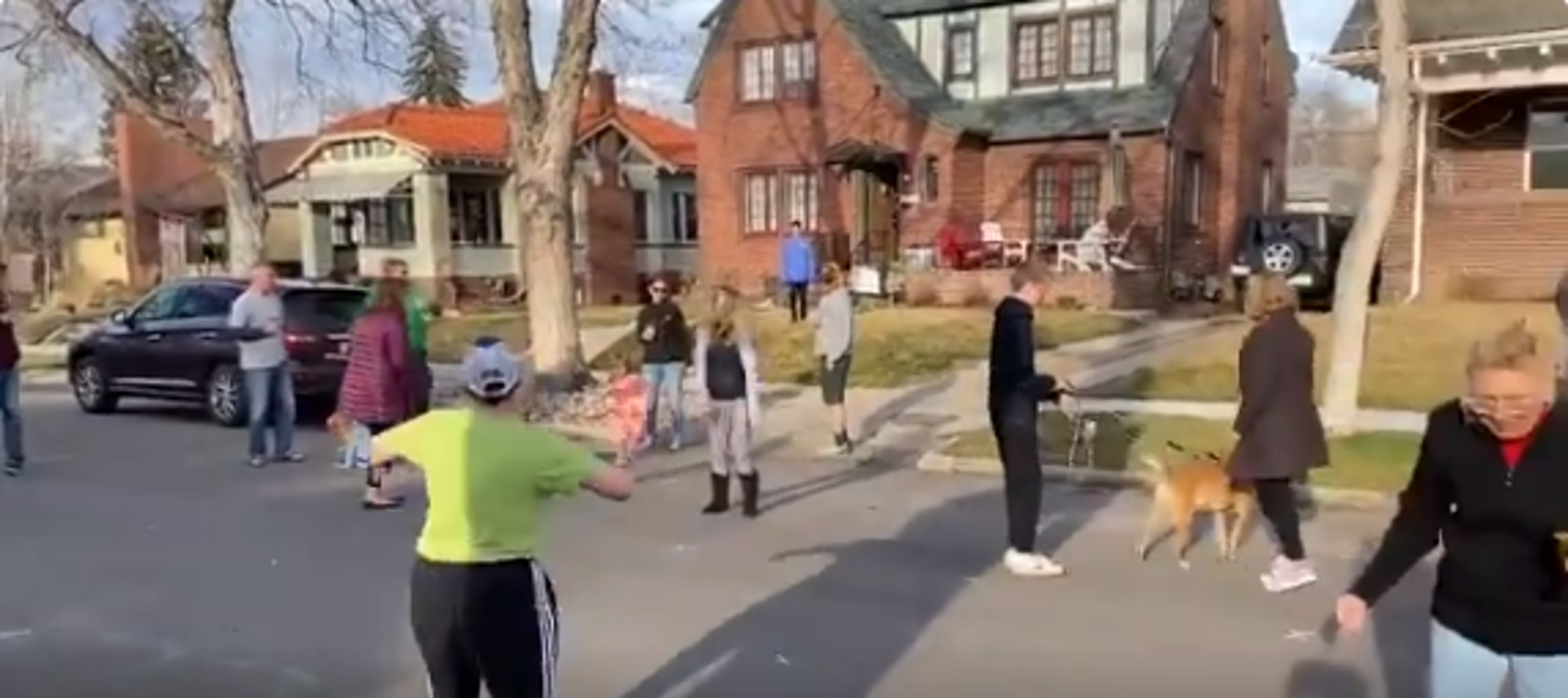 Oni su imali pravu malu plesnu zabavu usred ulice, ali su se i dalje pridržavali pravila od jednog metra.