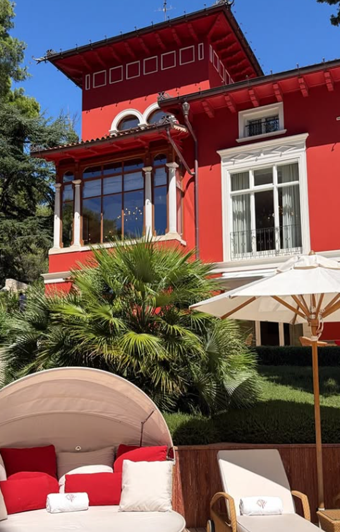 Par je za svoj boravak odabrao Captain's Villa Rouge, luksuznu vilu smještenu u uvali Čikat. Vila se nalazi u mediteranskom vrtu neposredno uz more i prostire se na tri etaže. 