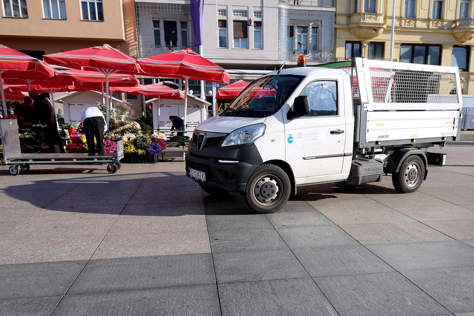 Štrajk radnika počeo je jutros u 3.30 sati, a posebno se osjetio u javnom prijevozu. Zagrebom prometuje tek manji broj vozila ZET-a, dok je štrajkom obuhvaćen i niz drugih komunalnih službi.
