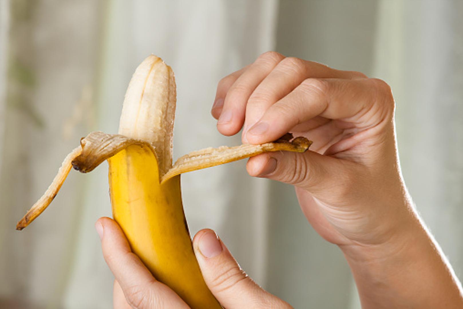 Jeste li među onima koji s korom od banane bacaju i `trakice` koje se nalaze ispod kore? To je loša odluka, jer upravo su te trakice zaslužne za opskrbljivanje banane nutrijentima koje su potrebne toj voćki za rast. 