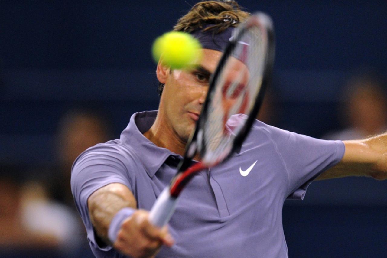 \'Roger Federer of Switzerland hits a backhand return against Andreas Seppi of Italy during their third round match at the Shanghai Masters ATP Tennis tournament in Shanghai on October 14, 2010. Feder