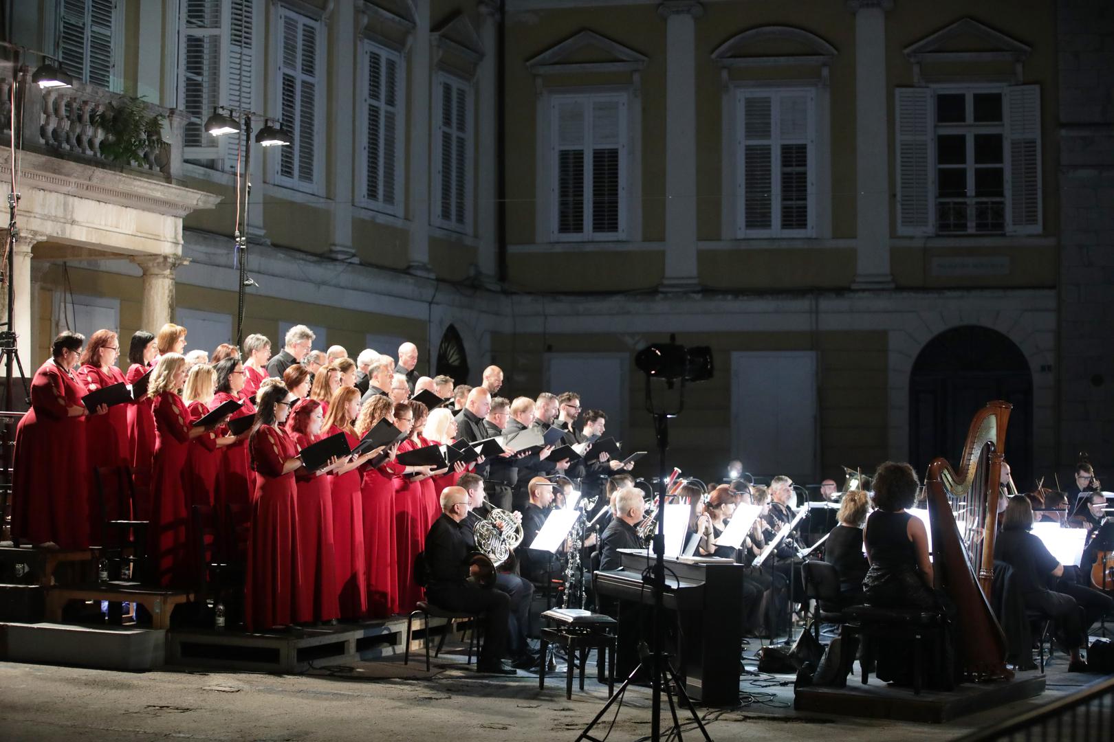 Uz Riječki simfonijski orkestar i Riječki operni zbor, pod dirigentskim vodstvom maestra Valentina Egela, nastupili su Kristina Kolar, Gabrijela Deglin, Stefany Findrik, Bože Jurić Pešić, Marko Fortunato,  Robert Kolar, Jure Počkaj, Luka Ortar i Slavko Sekulić, izvodeći ulomke iz djela Gioachina Rossinija, Wolfganga Amadeusa Mozarta, Giuseppea Verdija, Georgea Bizeta, Camillea Saint-Saënsa, Richarda Wagnera, Franza Lehára, Amilcarea Ponchiellija, Pietra Mascagnija i Jakova Gotovca