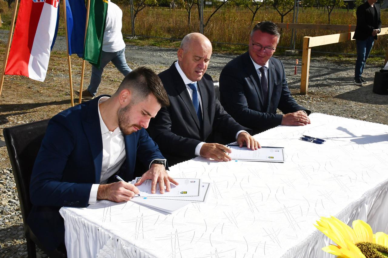 Garčin: Ministar​ Branko Ba​čić na ​početku izgradnje vi​šestambene zgrade ​za mlad​e obitelji​