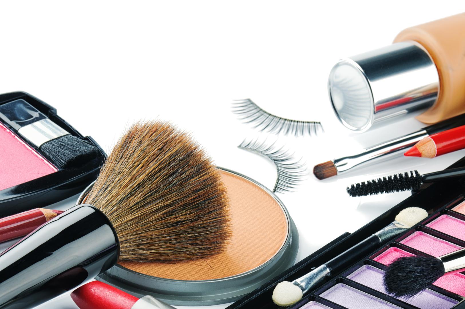 Bakterije se lako razmnožavaju na nečistim četkama i kistovima koje upotrebljavate za šminkanje. Lako ćete ih prenijeti na svoju kožu što može uzrokovati upalne procese na koži i stvaranje akni. 
