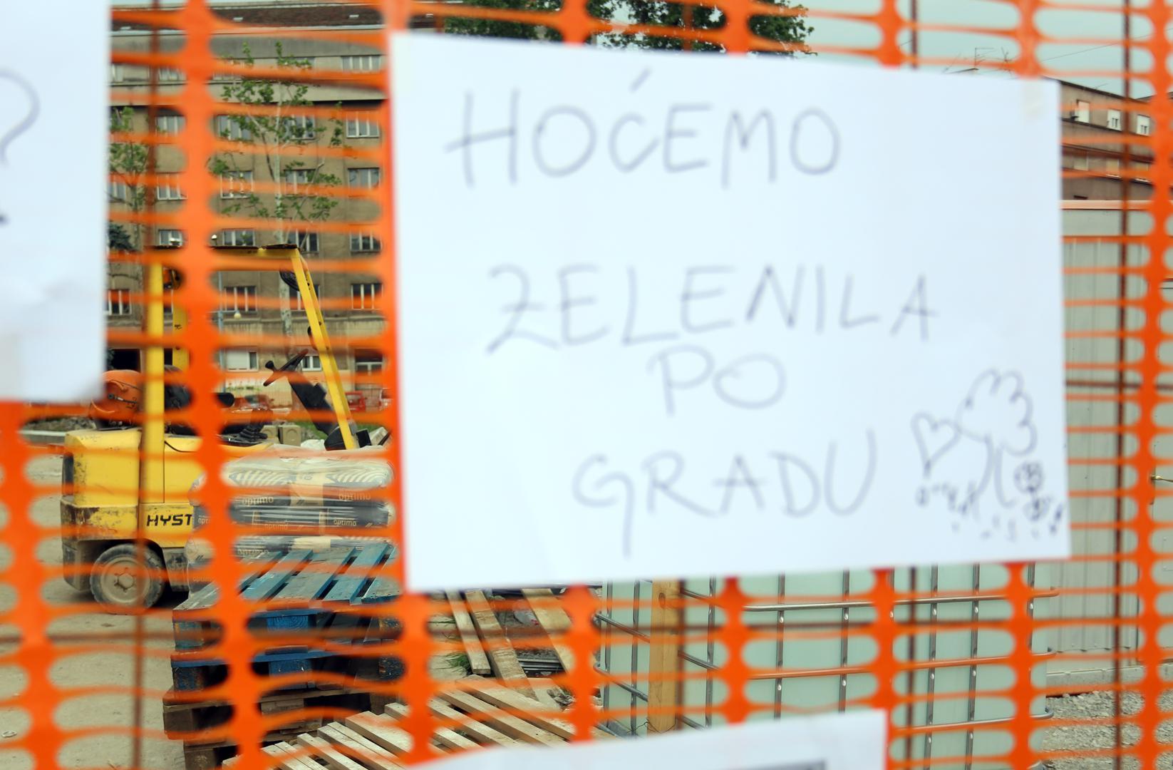 Mjesecima su oko Meštrovićeva paviljona stajali plakati i razni natpisi kojima se poziva na vraćanje zelenila na trg, ali borba nije bila uspješna. Trg je uređen prema originalnim planovima.