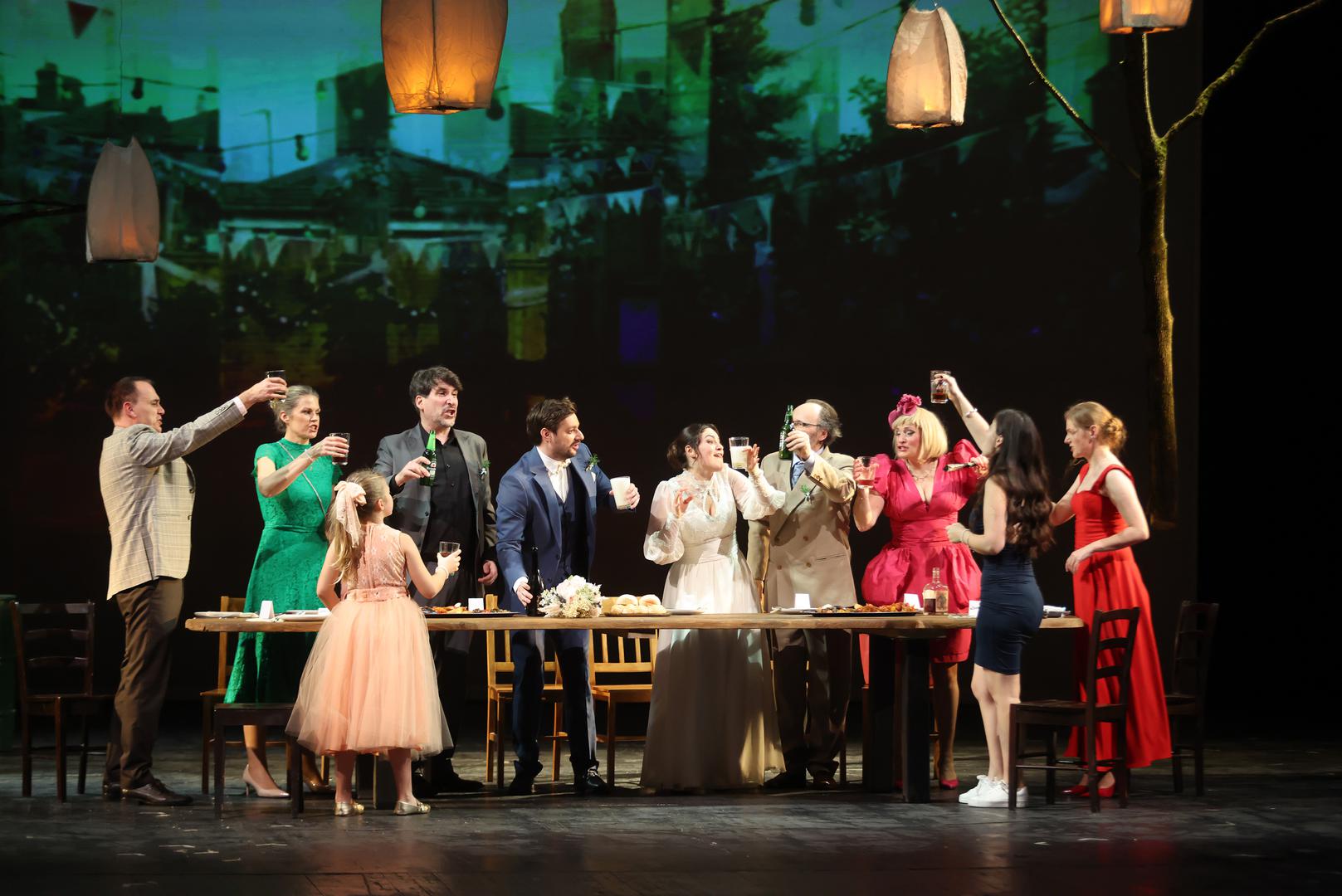 U predstavi glume i Ivana Soldo Čabraja, Antonija Pintarić, Antonia Mrkonjić, Petra B. Blašković, Davor Panić, Mario Rade i Mateja Tustanovski.