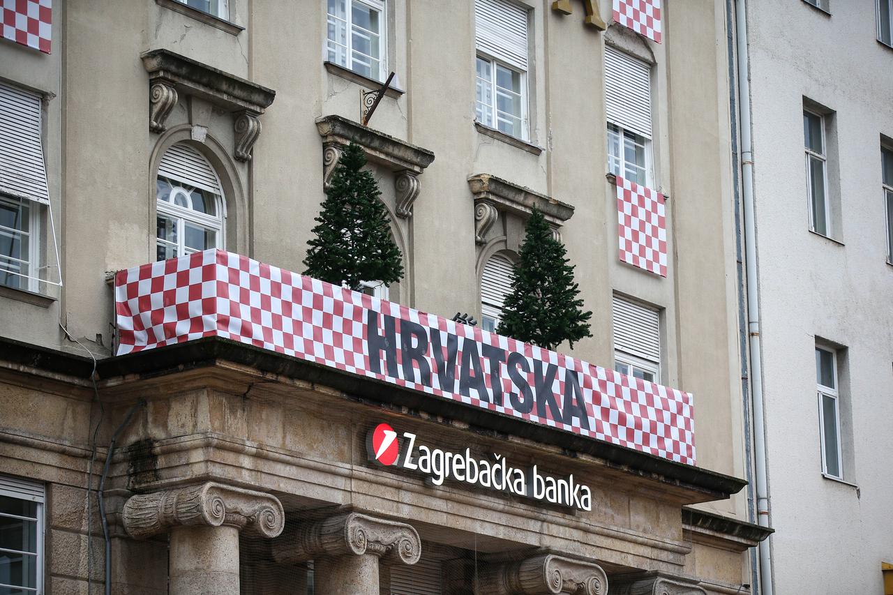 Zagreb: Pročelje banke na Trgu bana Jelačića ukrašeno crveno-bijelim kvadratićima