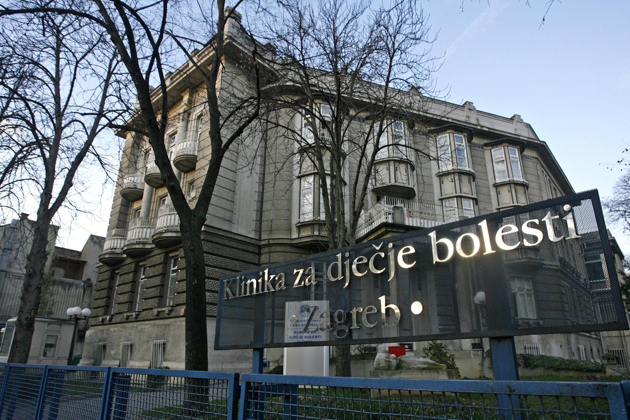 01.01.2012., Zagreb - Petero djece ozljedjeno je u igri petardama ispred kuce u Drzicevoj ulici. Dvoje je prevezeno u Klaicevu bolnicu.  Photo: Martina Popovcic/PIXSELL