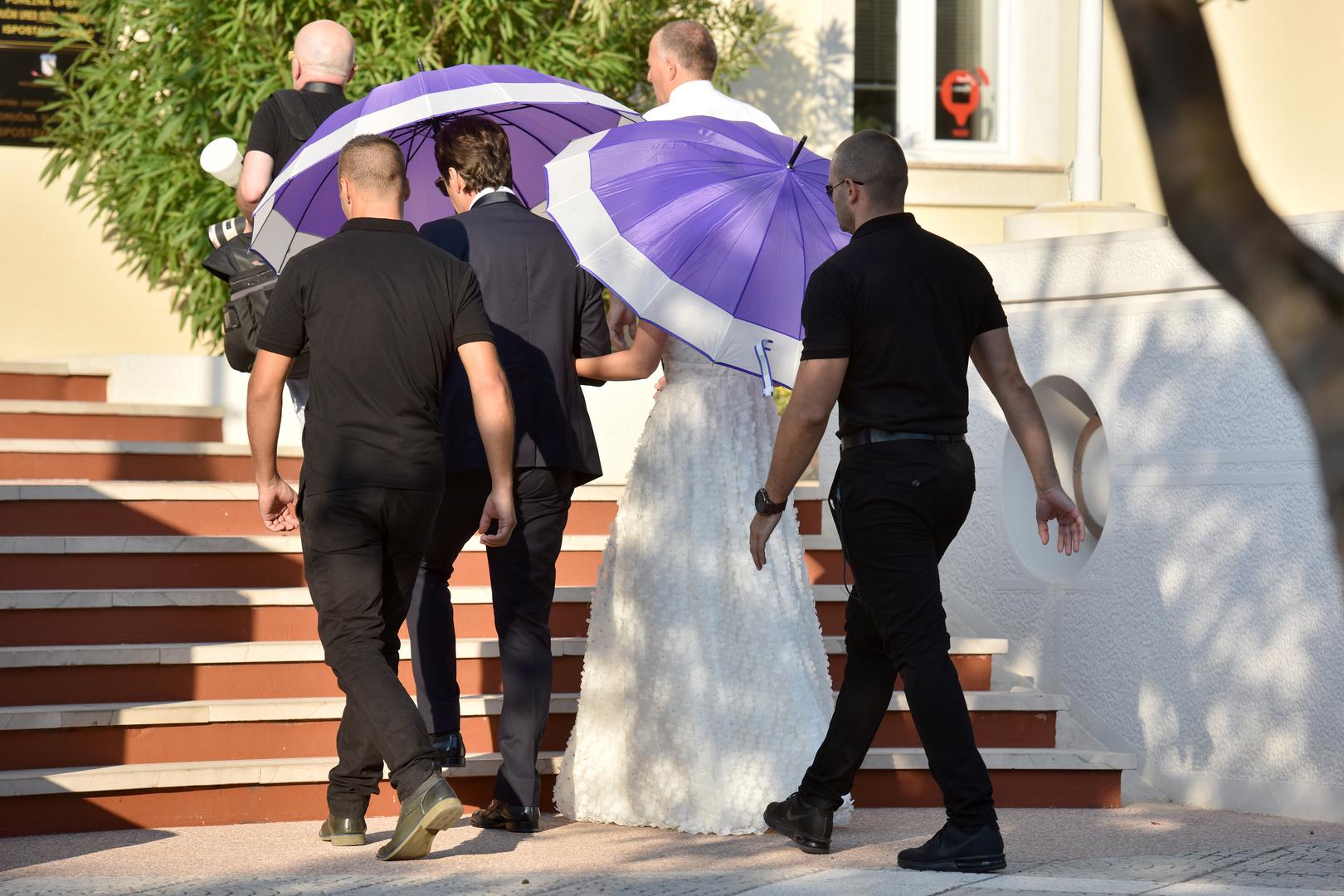 Počeli su komunikaciju na društvenim mrežama i uskoro su postali par. Pjevač je tada napisao i pjesmu "Ines" koju je posvetio supruzi. 