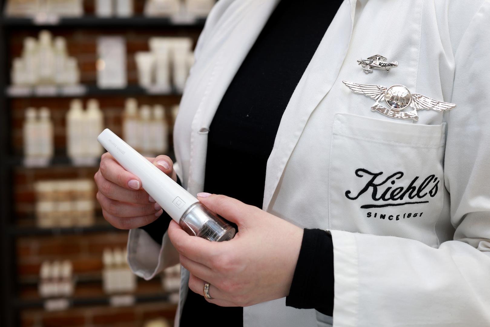 Kiehl's savjetnici od 1970-ih nose bijelu laboratorijsku kutu kao svojevrsni naklon prema farmaceutskom nasljeđu