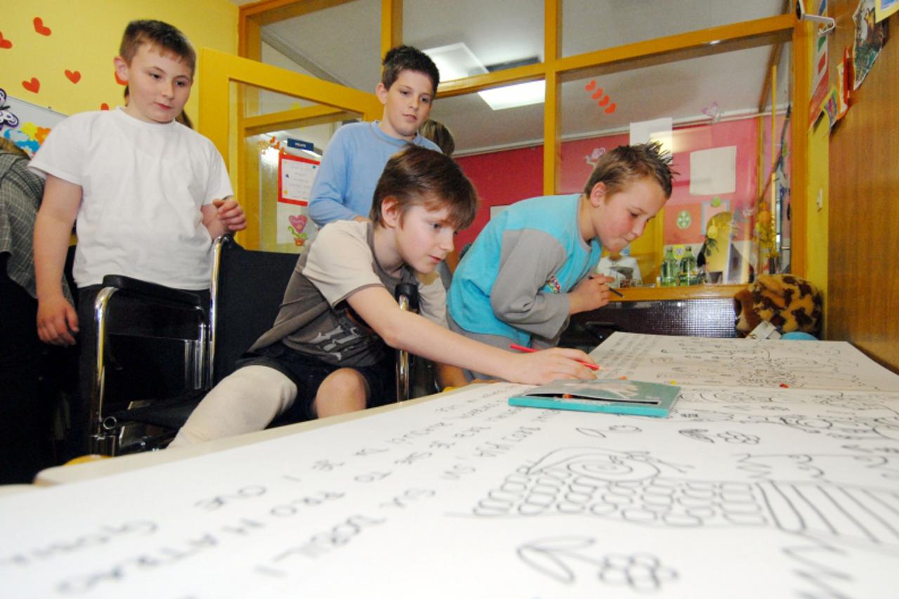 'varazdin/medjimurje, 30.03.2010., varazdin, drustvo nasa djeca darovalo je plaketu za osmijeh djeteta u bolnici odjelu djecje kirurgije Photo: Marko Jurinec/PIXSELL'