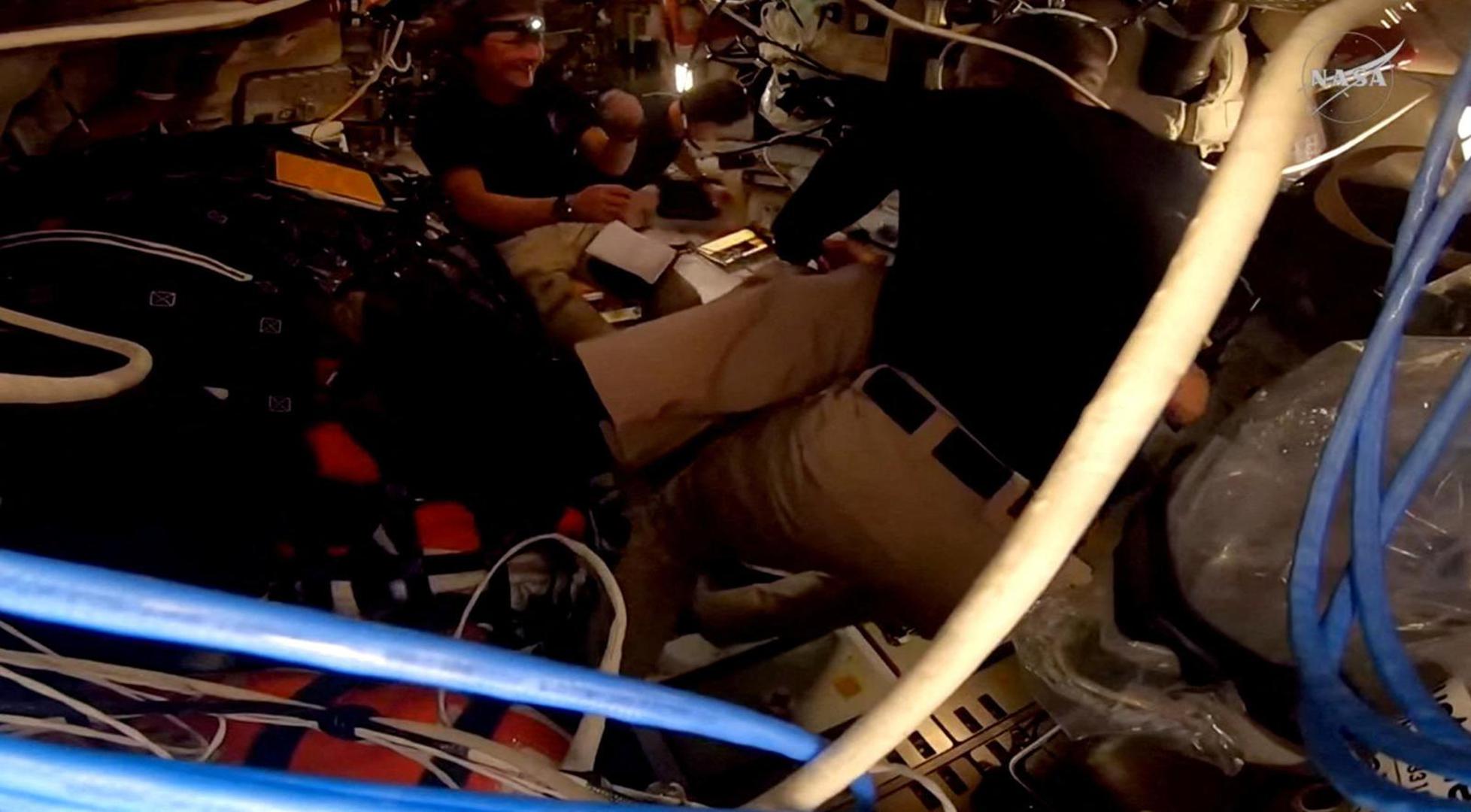 Orion se približio Mjesecu na otprilike 6540 kilometara, što je najbliže što je posada prošla pored Mjeseca na ovoj misiji.

